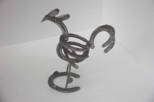 Escultura de um galo, feito com reaproveitamento de ferraduras e outros metais. 