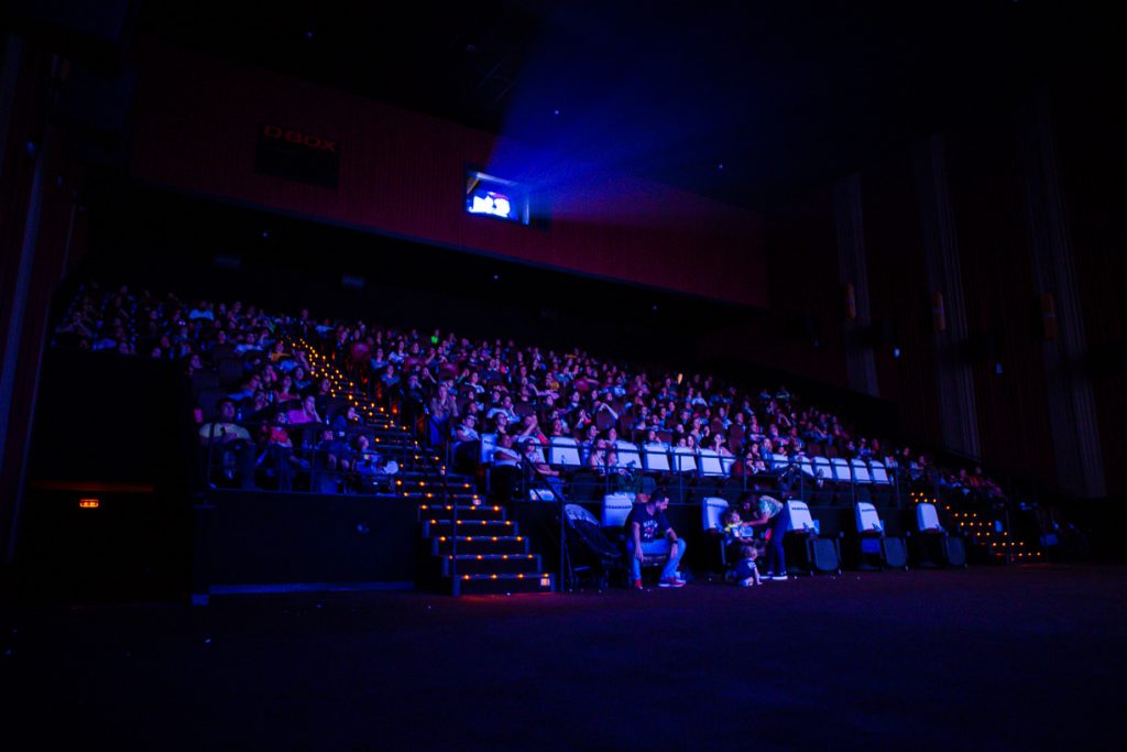 imagem da sala de cinema, azulada, durante a exibição do especial