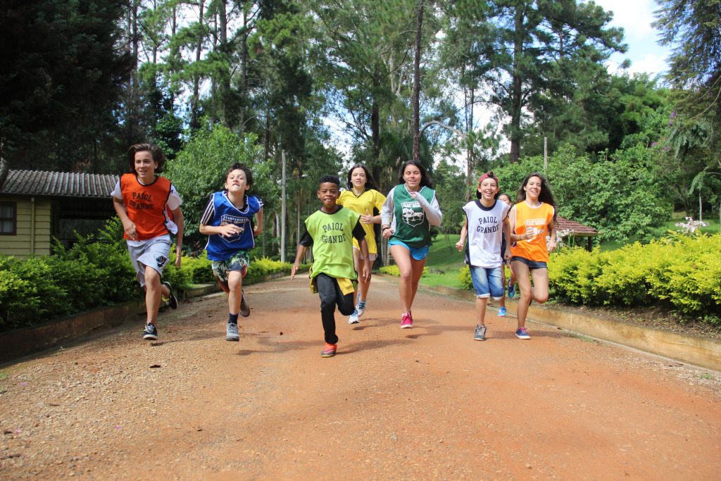 crianças correndo durante atividade do Acampamento Paiol Grande