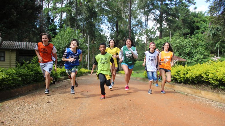 crianças correndo durante atividade do Acampamento Paiol Grande