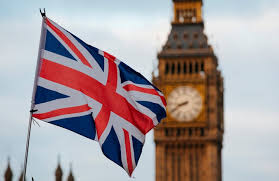 imagem da bandeira da Inglaterra tremulando em frente ao Big Ben.