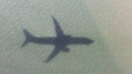 sombra do avião no mar, visto de cima