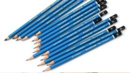 vários lápis grafite azuis