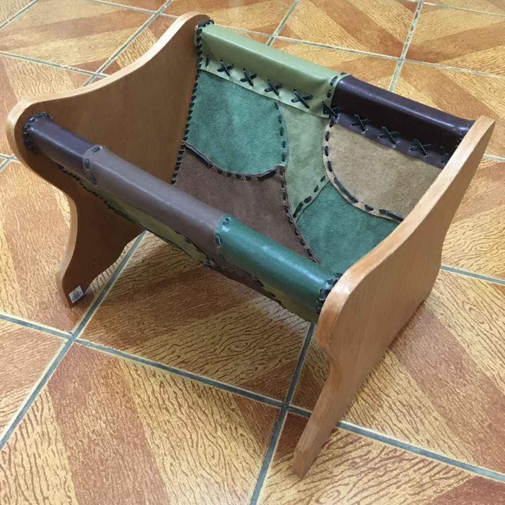 revisteiro de madeira e couro da Alternativa