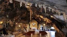 local de romaria, a imagem mostra a gruta de Bom Jesus da Lapa, com iluminação e instalação de local para missas