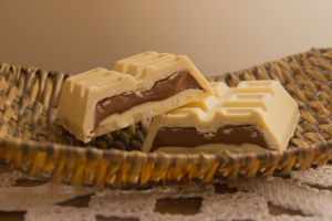 imagem de barra de chocolate branco (ao leite de coco) com recheio de creme de avelã