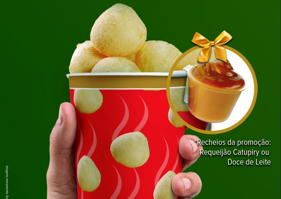 imagem de uma mão segurando um copo de pães de queijo e em destaque um copinho de recheio