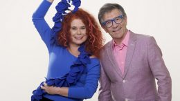 foto dos dois musicos lado a lado. Paula Peres veste uma blusa azul e tem um cachecol de babados, Paulo Tati veste paleto lilás e blusa rosa, os dois sorriem para a camera.