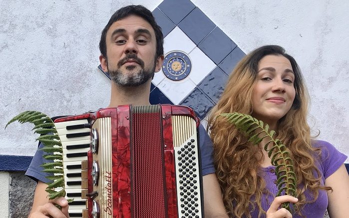 Leandro Castilho (segurando um acordeão) e Clara Santhana segurando um ramo de samambaia