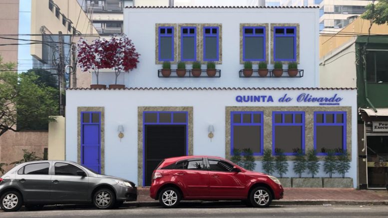 fachada do restaurante em São Paulo, uma casa branca com janelas e portas azus e floreiras nas janelas.