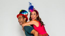 imagem do cantor Jair Oliveira e a atriz Tania Khalill com chpéus engraçados e fazendo careta.