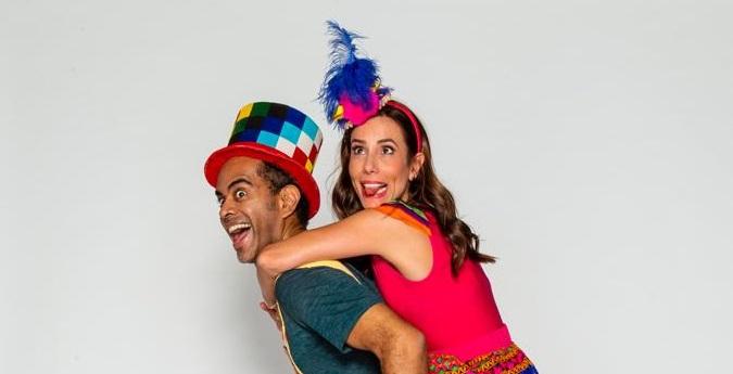 imagem do cantor Jair Oliveira e a atriz Tania Khalill com chpéus engraçados e fazendo careta.
