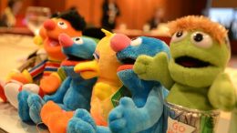 bonecos de pano que lembram os bonecos do Muppet show