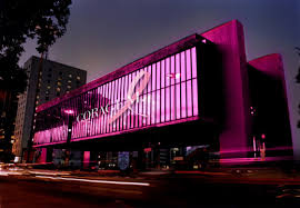 predio do MASP iluminado de rosa com o laço da campanha Outubro Rosa