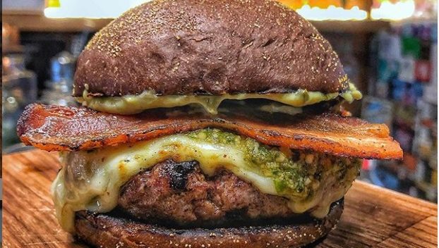 sanduiche em pão de hamburguer preto, oferecido no Burguer Fest