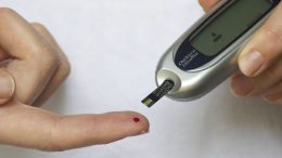 imagem mostra dedo com gota de sangue, para exame de controle de diabetes