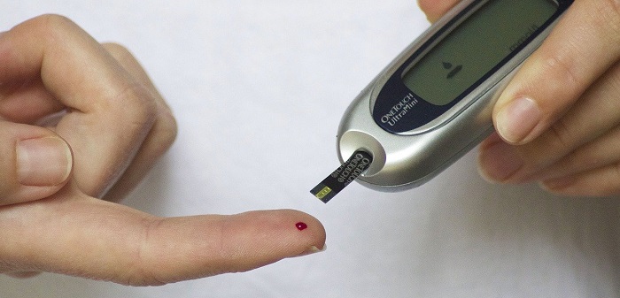 imagem mostra dedo com gota de sangue, para exame de controle de diabetes