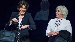 Imagem das duas atrizes no palco, falando sobre envelhecer ao mesmo tempo que suas expressoes deixam clara sua alegria.