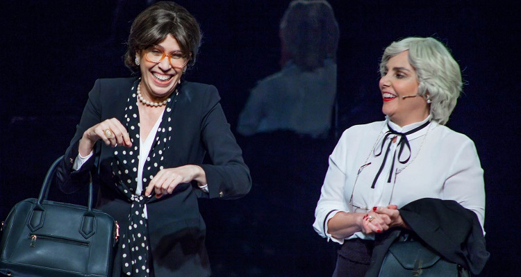 Imagem das duas atrizes no palco, falando sobre envelhecer ao mesmo tempo que suas expressoes deixam clara sua alegria.