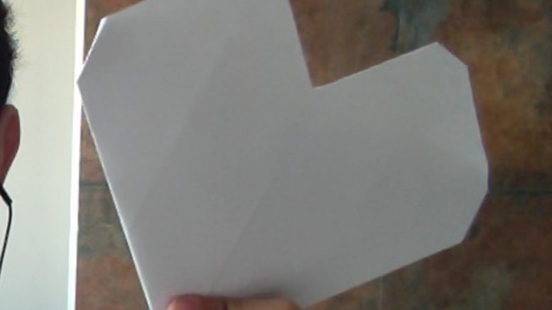 dobradura de papel em forma de coração