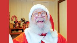 Papai Noel da HughesNet fazendo uma video chamada