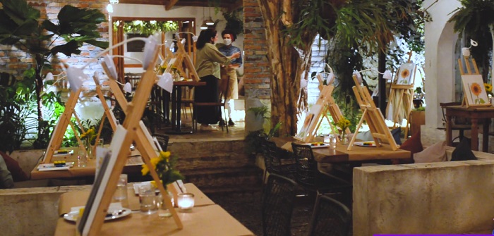 imagem da área do restaurante Gael arrumada para a atividade de relaxamento mental através da pintura