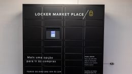 imagem de um armário preto de metal com visor digital, escrito locker market place, o novo local de retirada de compras em auto serviço no shopping