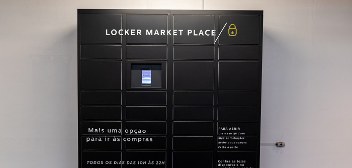 imagem de um armário preto de metal com visor digital, escrito locker market place, o novo local de retirada de compras em auto serviço no shopping