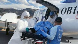 pessoa contaminada é embarcada em maca em uma aviao para sua repatriação