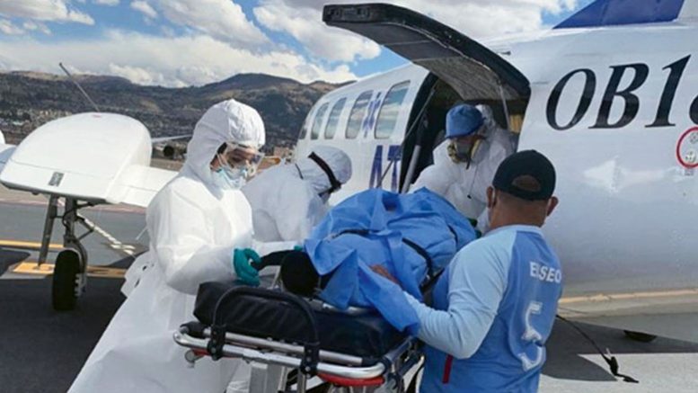 pessoa contaminada é embarcada em maca em uma aviao para sua repatriação