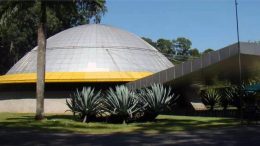 fachada do planetário do ibirapuera num dia de céu claro.