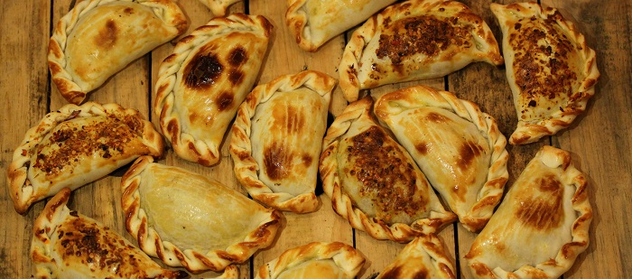 imagem de várias empanadas, salgados assados típicos argentinos