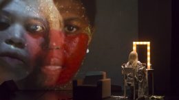 Imagem do espetáculo BlackOff apresentado no MITsp 2017, imagem mostra atriz negra em primeio plano