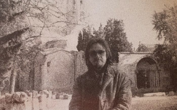 fotografia de 1990 em preto e branco, mostrando Bracher em frente a uma das moradias de Van Gogh na Europa.