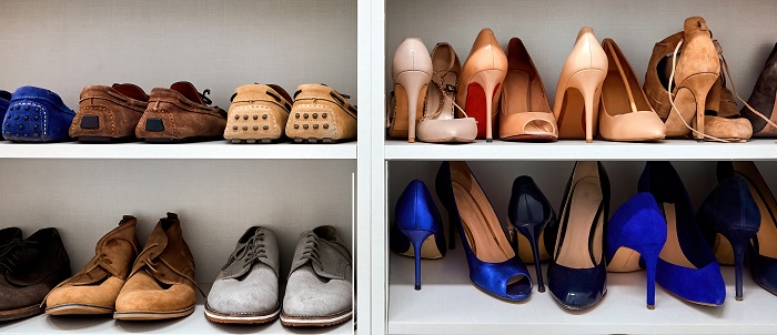 pratelerias de calçados em 4 nichos com tipos diferenes de sapatos