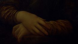 imagem de detalhe do quadro Monalisa de Leonardo da Vinci, mostrando as mãos sobrepostas da jovem retratada.
