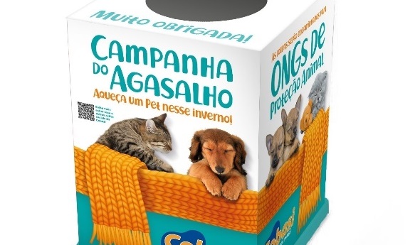 desenho da caixa de reconhimento de doações da campanha do agasalho pet. Ela é branca, com as letras em azul claro e mostra um cachorro e um gato sobre um cachecol.