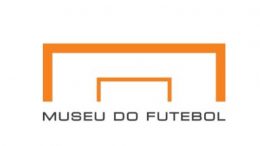 logomarca do museu do futebol, uma trave de gol estilizada em cor de laranja.