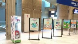 imagem da exposição Hello Kitty na estação Santa Cruz. A foto mostra uma série de painéis em um dos corredores