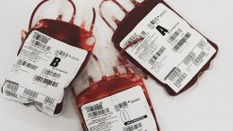 imagem de três bolsas de sangue de diferentes tipos B, a e O.