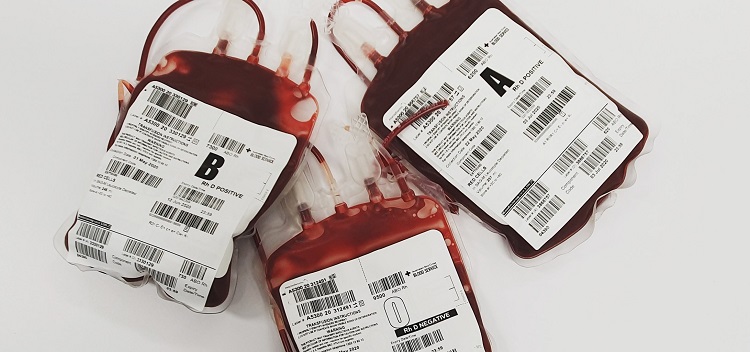 imagem de três bolsas de sangue de diferentes tipos B, a e O.
