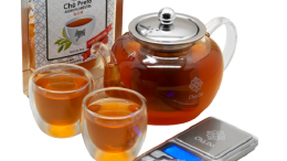 recorte da foto de um kit com cpacote de chá, chaleira, copos e uma mini balança digital de precisão