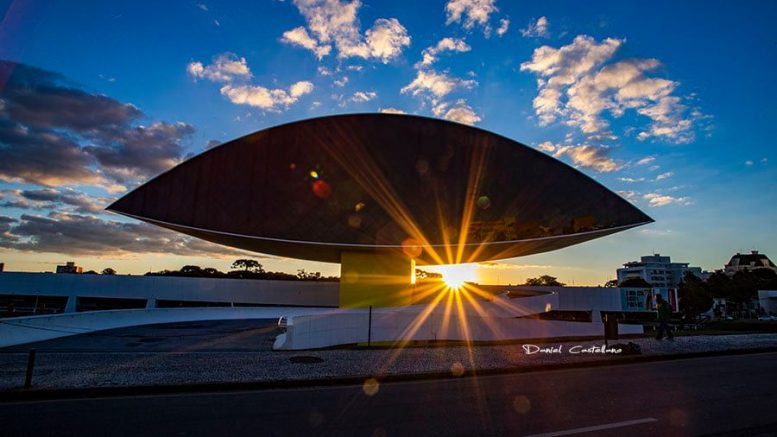 imagem do por do sol atrás do Museu Oscar Niemeyer, em Curitiba.