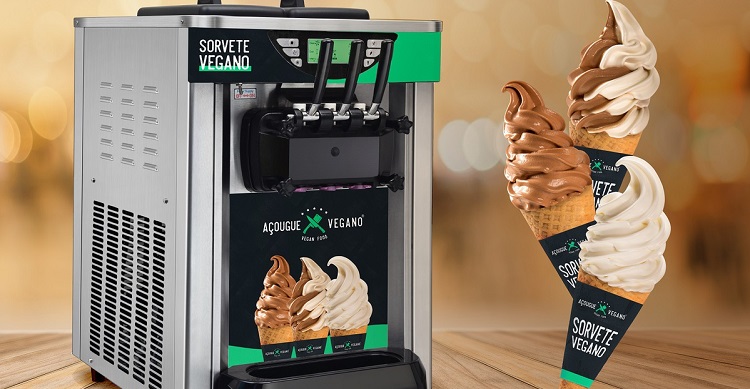 foto montagem com a máquina e três casquinhas de sorvete vegano, lançamento do Açougue Vegano
