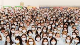 foto com centenas de dentistas voluntarios, vistos de um angulo oblíquo. ão