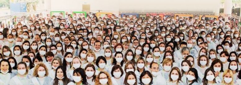 foto com centenas de dentistas voluntarios, vistos de um angulo oblíquo. ão