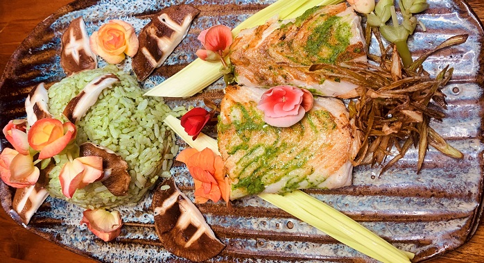 Imagem do prato Robalo Grelhado ao Molho Pesto com Arroz Japonês ao Molho Pesto e Cogumelos, servido no restaurante Kiichi