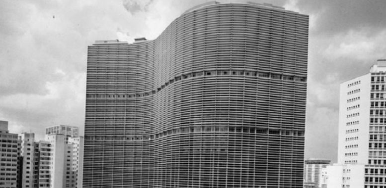 imagem em preto e branco do edifício copan, predio cartao postal de são paulo, feito em curva, como uma onda.