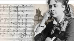 imagem em preto e branco, ilustraçao classica da compositora Chiquinha gonzaga com uma mão no queixo, (apoiada sobre um tampo de piado que nçao aparece) e partituras ao lado.
