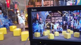 imagem de bastidor da filmagem, mostra o cenário da série sobre o carnaval gaúcho e a mesma imagem através de um monitor nas filmagens.